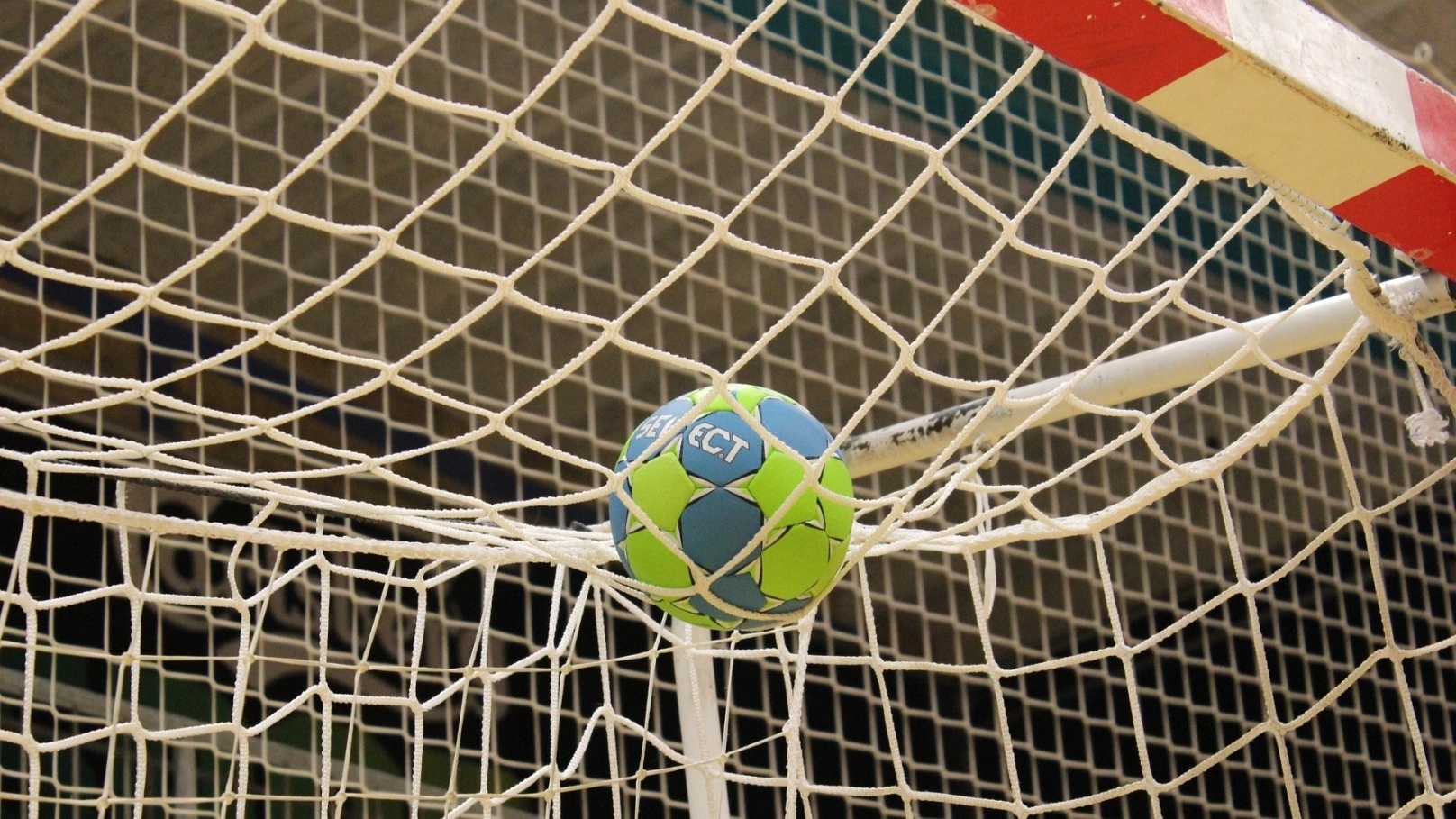 Futbol kalesinin büyüklüğü ve boyutları Futbol kalesinin büyüklüğü ve boyutları
